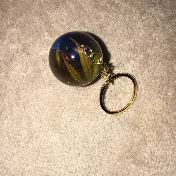 Custom epoxy mini mushroom keychain with clover 🍀 and my favorite leaf - Picture 4 of 5